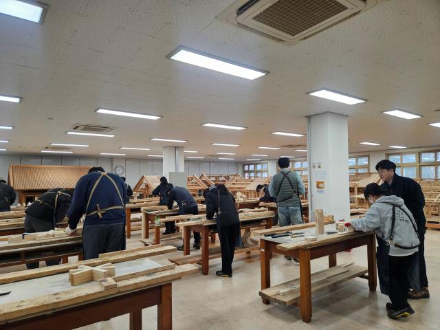 지난 16일 전북대 고창 캠퍼스에서 한옥 건축 실습 중인 학생들 모습 사진백소희 기자
