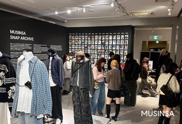 ‘무신사 도쿄 팝업 스토어 2025’ 스냅 아카이브 존을 둘러보는 방문객들 사진무신사