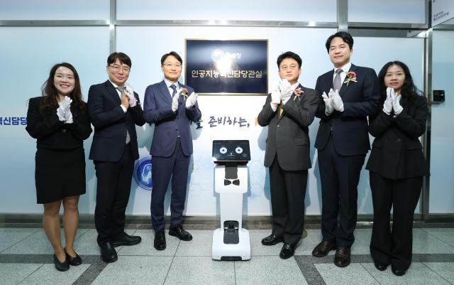 임광현 국세청장왼쪽에서 세번째과 주요 간부진이 국세청 세종청사에서 ‘AI혁신담당관’ 현판 제막식에 참석해 기념 사진을 찍고 있다사진국세청