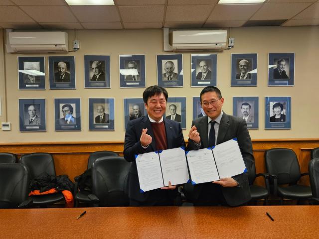김영신 기정원 원장왼쪽과 토론토대학교 Chris Yip 공과대학 학장오른쪽이 업무협약 체결 기념사진을 찍고 있다 사진기정원
