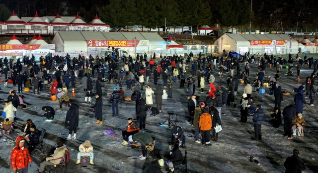 지난 17일 밤 화천산천어축제장에서 진행된 밤낚시 프로그램사진화천군