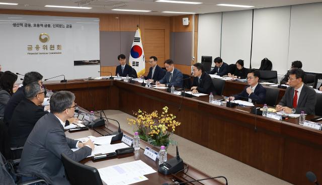 금융당국이 16일 서울 종로구 정부서울청사에서 지배구조 선진화 태스크포스TF 첫 회의를 진행하고 있다 사진금융위원회