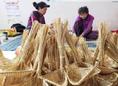 福草里村老人编福迎春