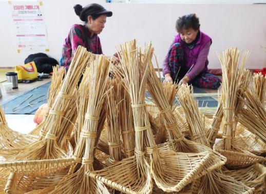 福草里村老人编福迎春