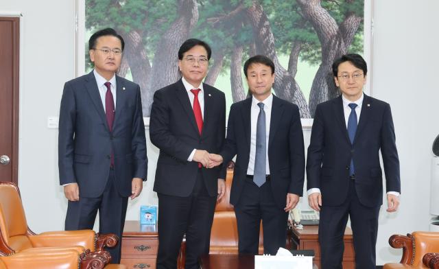 더불어민주당 한병도 원내대표오른쪽 두번째와 국민의힘 송언석 원내대표왼쪽 두번째가 19일 국회 운영위원장실에서 회동하기에 앞서 기념 촬영하고 있다사진연합뉴스