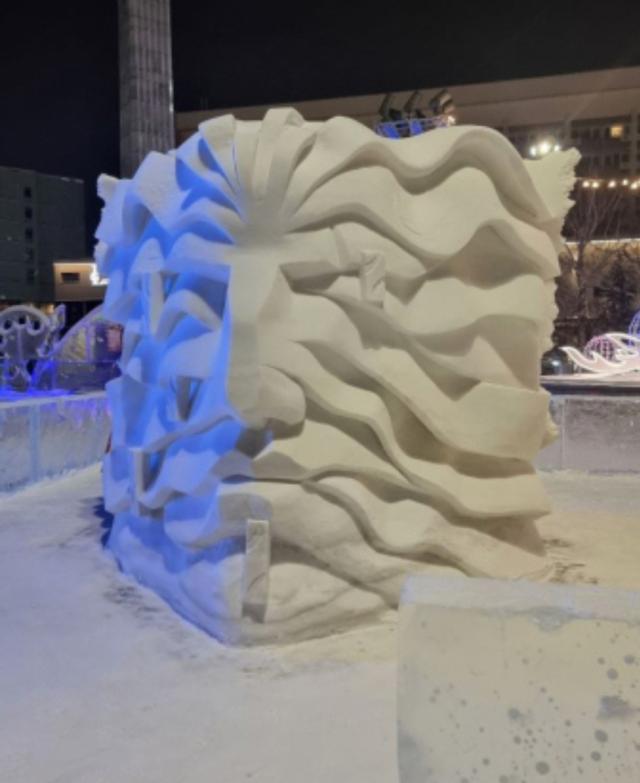 ‘내면의 기억The Memory Within’ 이 작품은 러시아의 전쟁 상황 속에서 평화를 위해 예술이 전할 수 있는 진심을 고민했으며 시간이 흘러도 전쟁의 상처는 아픔의 흔적으로 남아 있기에 그 아픔을 조각작품에 담고 싶었다는 작가의 의도를 담았다 사진이동원 기자