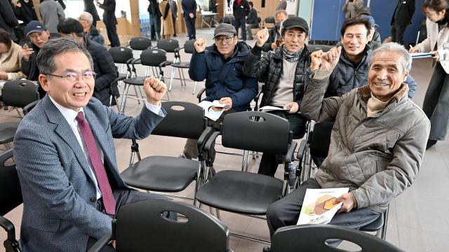 대구 군위군은 2026년부터 공공비축미곡 매입 품종이 ‘영호진미’와 ‘해담’으로 변경되어 농업 환경에 농업인 교육을 받도록 했으며 좌 김진열 군위군수 우 박영화 어르신이다 사진군위군