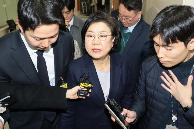 취재진 질문에 답하는 이혜훈 후보자
    서울연합뉴스 이동해 기자  이혜훈 기획예산처 장관 후보자가 19일 서울 여의도 국회에서 열릴 예정인 인사청문회를 앞두고 대기 취재진의 질문에 답하고 있다 2026119