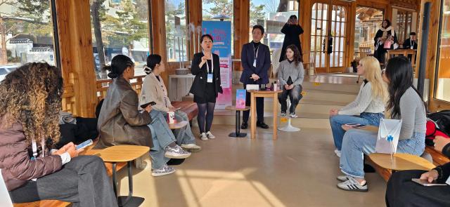 19일 오전 서울 북촌 와이레스YLESS를 찾은 외국인 관광객들이 스킨케어 방법에 대한 설명을 경청하고 있다 사진기수정 기자