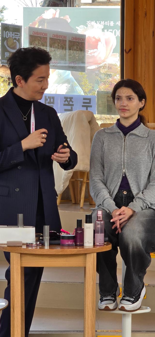 19일 오전 서울 북촌 와이레스YLESS에서 외국인 여행객들을 대상으로 스킨케어 방법해 설명하는 메이크업 아티스트와 참여 외국인의 모습 사진기수정 기자