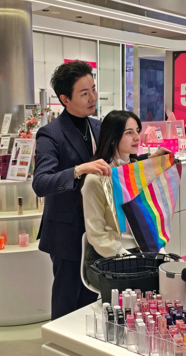 19일 오전 서울 북촌 와이레스YLESS 지하 1층 공간에서 한 외국인 여행객이 퍼스널 컬러 체험을 하고 있다 사진기수정 기자