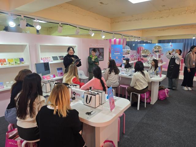 아모르 나폴리 안국 3층에 자리한 플레이 라운지를 찾은 외국인 관광객들이 전통 문화 체험 프로그램에 참여하고 있다 사진재한국방문위원회