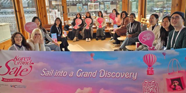 19일 오전 서울 북촌 와이레스YLESS를 찾은 외국인 여행객들이 기념 촬영을 하고 있다 사진기수정 기자