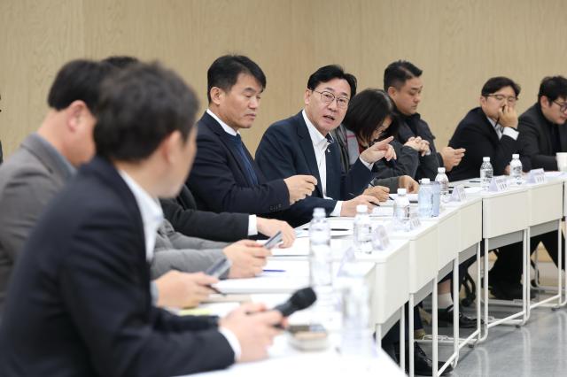 정명근 화성특례시장이 광역비즈니스컴플렉스 민관정공 2차 회의에서 발언 하고 있다 사진화성시