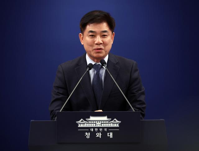 김병욱 정무비서관이 19일 청와대 기자회견장에서 사직 의사를 밝히고 있다.[사진=연합뉴스]
