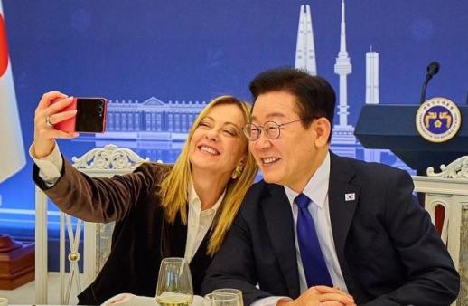李, 멜로니와 즉석 셀카…정상 외교서 또다시 친근 행보