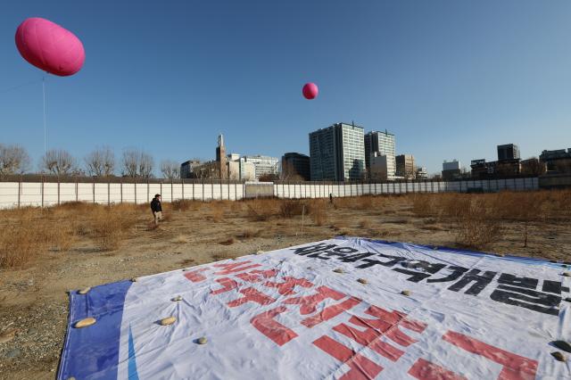 종묘 맞은편 세운4구역의 고층 건물 재개발을 관련 공방이 뜨거운 가운데 지난달 25일 서울 세운4구역 부지에서 관계자들이 대형풍선을 설치하고 있다 사진연합뉴스