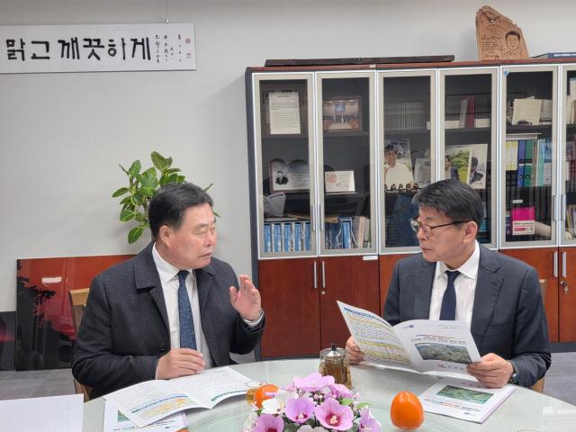 무안군은 김산 무안군수가 지난 16일 청와대를 방문해 광주 군 공항 이전과 관련한 정책적 지원 방안과 지역 현안에 대해 의견을 나눴다사진무안군