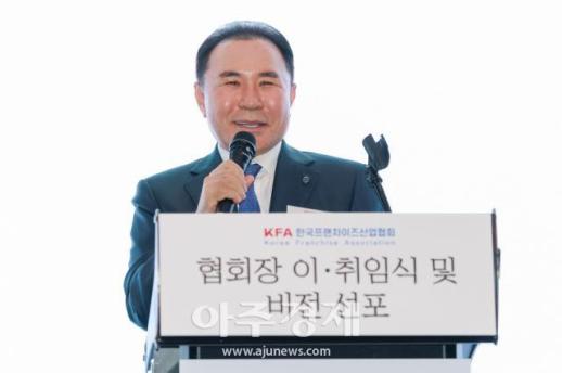 [포토] 축사 하는 윤홍근 제너시스 BBQ 회장