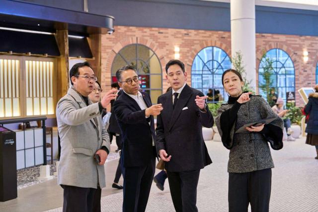 정용진 신세계그룹 회장이 스타필드 빌리지 운정 4층에서 개장을 앞둔 아트 체험 놀이 공간 ‘크레욜라 익스피리언스’에 대해 관계자왼쪽 첫 번째로부터 설명을 듣고 있다사진신세계그룹