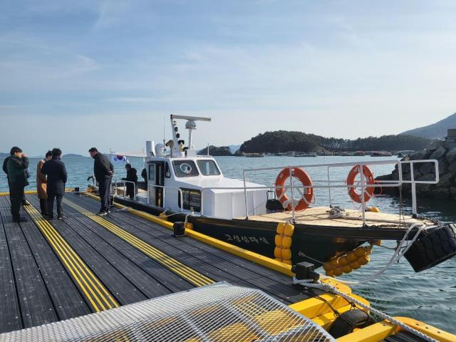 경남 고성 자란도에 소외도서 선박을 운행하는 모습 사진해양수산부