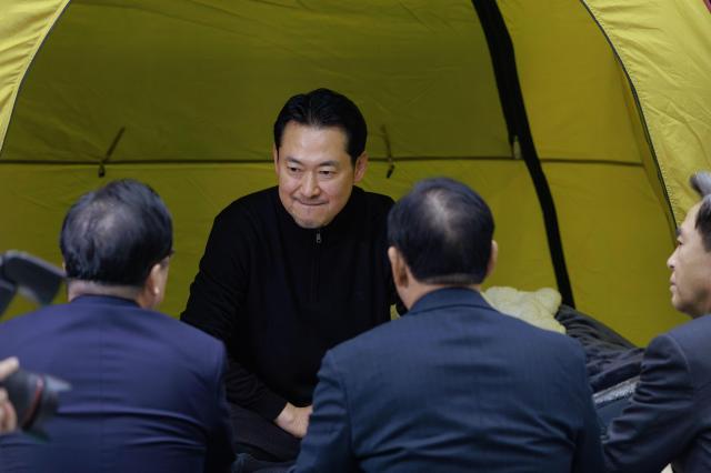 장동혁 국민의힘 대표가 19일 오후 서울 여의도 국회 로텐더홀에 마련된 단식 농성장에서 김태흠 충남지사 등을 접견하고 있다. 2026.01.19[사진=유대길 기자 dbeorlf123@ajunews.com]