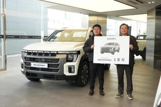 KGM, 무쏘 1호차 전달…고객 인도 시작