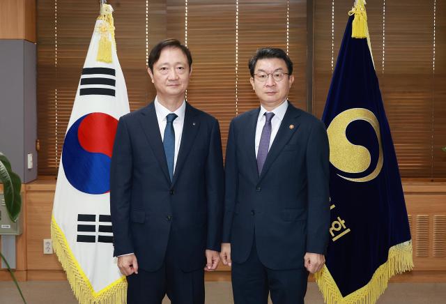 이억원 신임 금융위원장오른쪽과 이찬진 금융감독원장이 지난해 9월29일 정부서울청사 금융위원회 집무실에서 긴급 회동을 가졌다