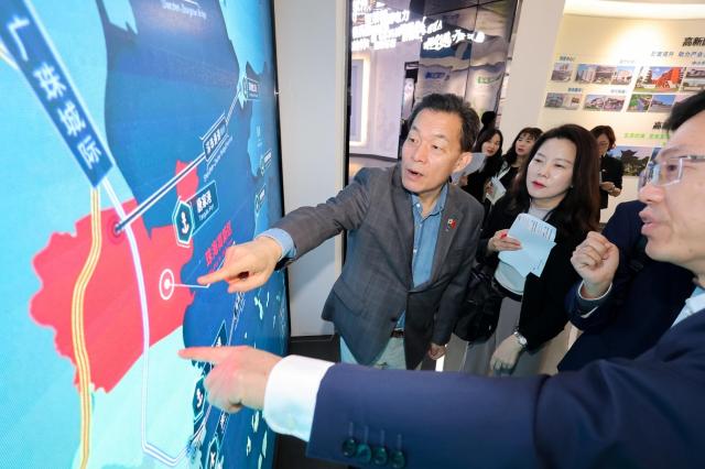 이재준 시장이 고신기술산업개발구 현황에 대한 설명을 듣고 있다