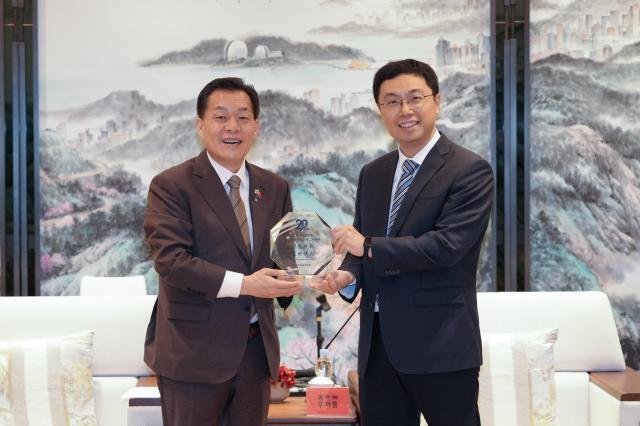 이재준 시장이 우호결연 20주년 감사패를 받고 기념촬영을 하고 있다사진수원시 