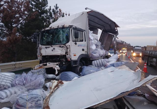 중부내륙고속도로서 화물차 3중 추돌…60대 운전자 부상