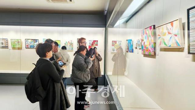 서로 다른 문화적 배경 속에서 탄생한 작품들은 예술이라는 공통 언어를 통해 자연스럽게 소통했다사진아주국제미술대전 운영위원회