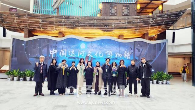 2025 아주국제미술대전 공모전 수상작가들이 중국 랴오청에서 열린 한중 미술 교류 전시회에 참여했다사진아주국제미술대전 운영위원회