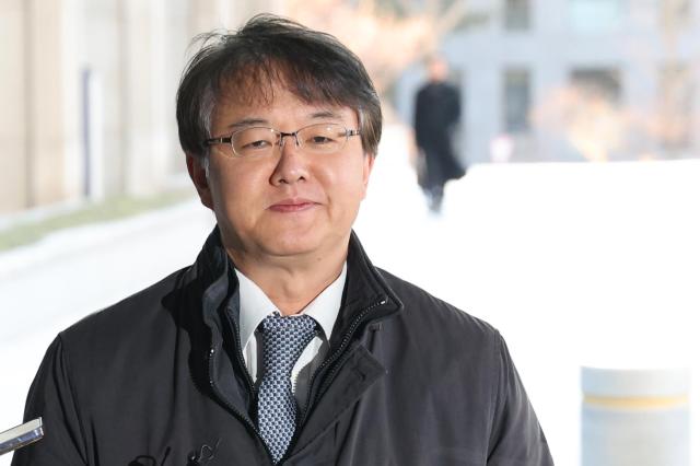 통일교와 신천지 등 특정 종교단체가 정치권에 영향을 끼쳤다는 내용의 정교유착 의혹을 수사하는 검찰·경찰 합동수사본부 김태훈 본부장이 8일 서울 서초구 서울고검으로 출근하며 취재진의 질문에 답하고 있다 사진연합뉴스