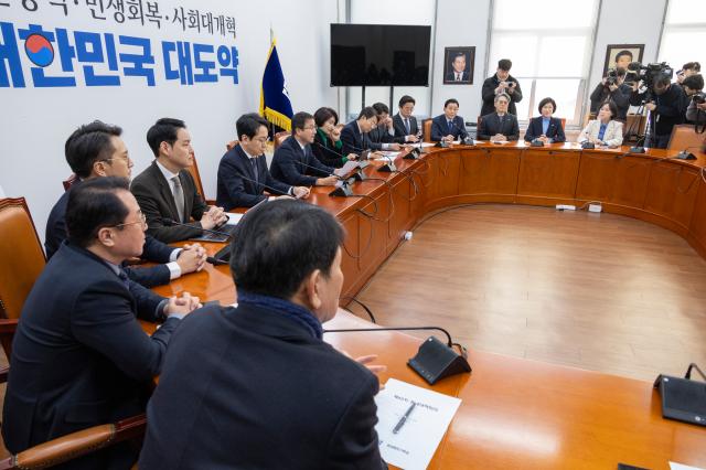 원내대책회의에서 발언하는 한병도 원내대표
    서울연합뉴스 황광모 기자  더불어민주당 한병도 원내대표가 20일 국회에서 원내대책회의에사 발언하고 있다 