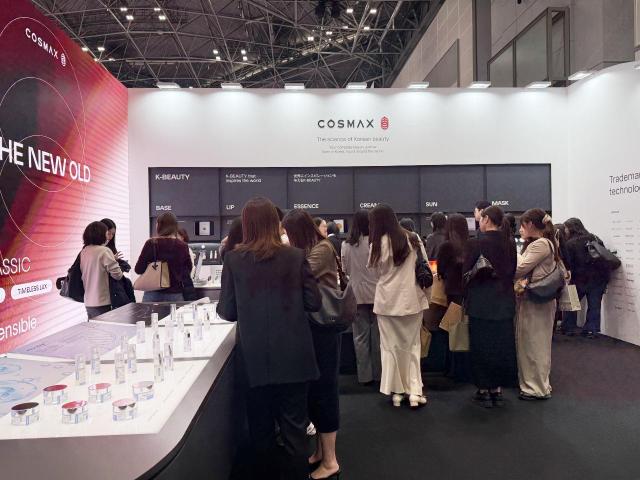 지난 14일16일 일본 도쿄에서 개최된 ‘코스메위크 도쿄 2026’에 마련한 코스맥스 부스를 업계 관계자들이 살펴보고 있다 사진코스맥스