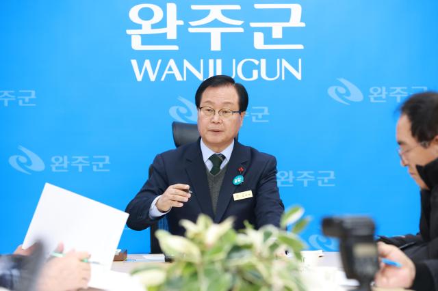 유희태 완주군수가 20일 김관영 전북특별자치도지사의 완주군 방문과 관련한 입장을 발표하고 있다사진완주군