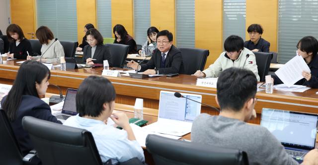 최교진 교육부 장관이 30일 서울역 인근 회의실에서 열린 대학 등록금 관련 총학생회단체 간담회에서 발언하고 있다 20251230 사진교육부
