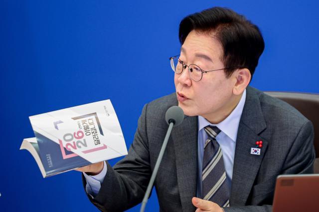 이재명 대통령이 20일 청와대에서 열린 국무회의에서 자료집을 손에 들고 발언하고 있다사진연합뉴스