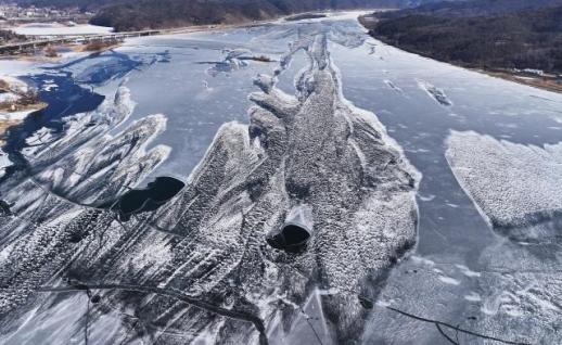 [포토] 대한 추위에 얼어붙은 남한강