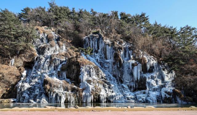 An artificial waterfall along Hongjecheon Stream in Seodaemun-gu Seoul is frozen on the afternoon of Jan 20 2026 AJP Yoo Na-hyun