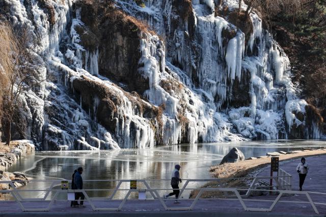 An artificial waterfall along Hongjecheon Stream in Seodaemun-gu Seoul is frozen on the afternoon of Jan 20 2026 AJP Yoo Na-hyun