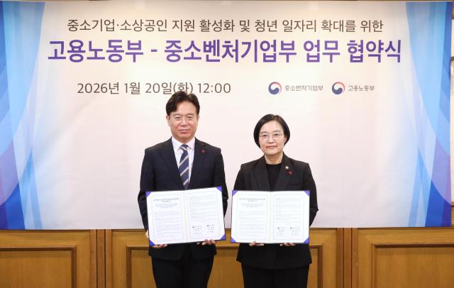 한성숙 중소벤처기업부 장관과 김영훈 고용노동부 장관왼쪽이 20일 서울 종로구 정부서울청사에서 중소기업·소상공인과 청년 일자리를 위한 업무협약MOU을 체결하고 기념 촬영을 하고 있다 사진중소벤처기업부
