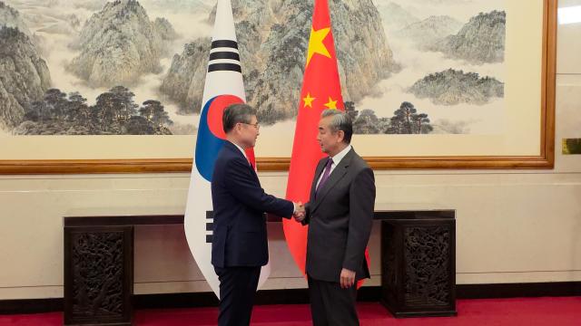 지난해 9월 중국 베이징 댜오위타이국빈관에서 조현 외교부 장관왼쪽과 왕이 중국 외교부장이 만나 악수를 하고 있다 사진연합뉴스