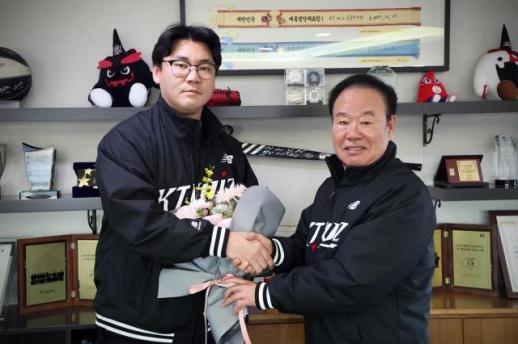 kt, 안방마님 잡았다…스프링캠프 출발 전날 장성우와 2년 최대 16억 계약