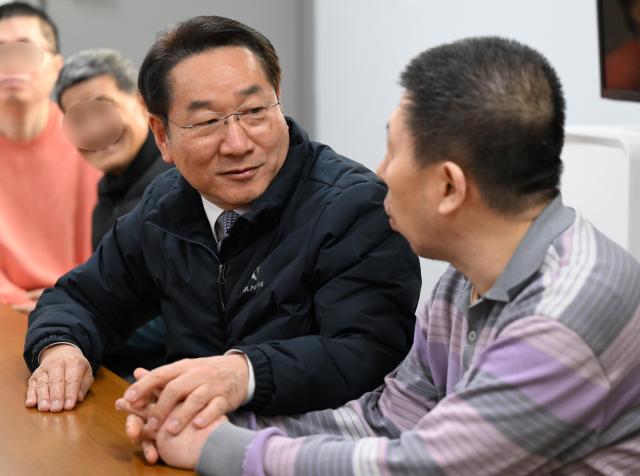 유정복 인천광역시장이 20일 미추홀구 소재 노숙인요양시설에서 입소자들을 격려하고 있다 사진인천시