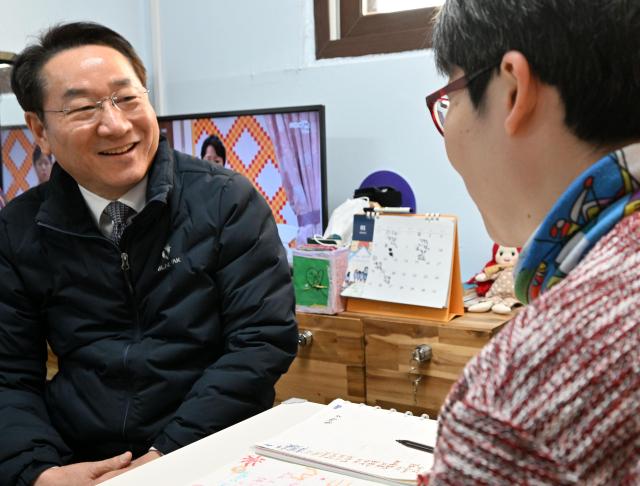 유정복 인천광역시장이 20일 미추홀구 소재 노숙인요양시설에서 입소자들을 격려하고 있다 사진인천시