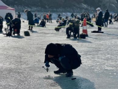 零下严寒 游客于洪川江上体验冰钓