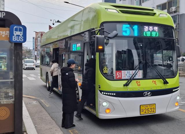 경주 시내 한 버스정류장에서 청소년들이 시내버스에 승차하고 있다 사진경주시