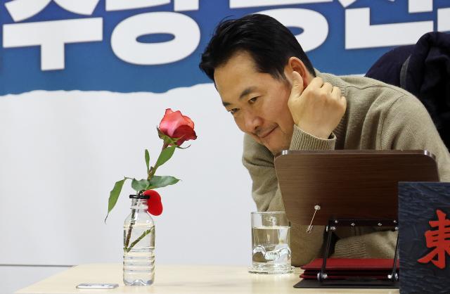 통일교·공천헌금 쌍특검 수용을 요구하며 엿새째 단식 농성 중인 장동혁 국민의힘 대표가 20일 국회 로텐더홀 단식 농성장에서 장미꽃을 바라보고 있다 사진연합뉴스